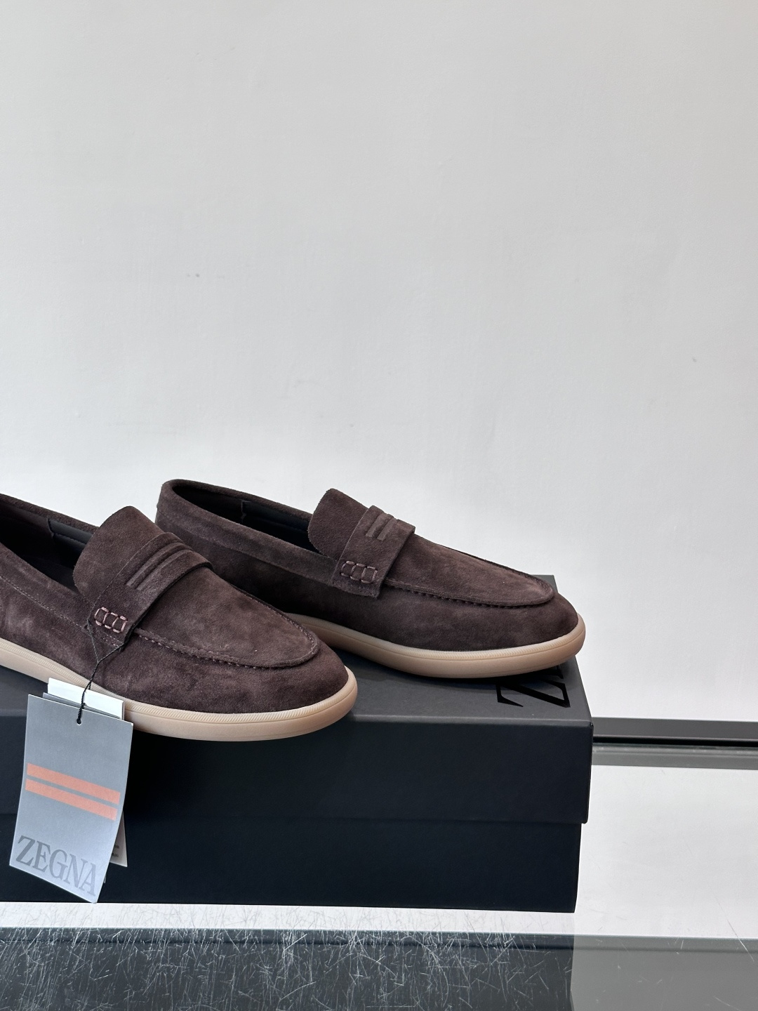 Zegna 麂皮乐福鞋​​，翻毛皮鞋面，白色麻底橡胶厚底，鞋垫上压印着"ZEGNA"。走的是经典的"意大利老钱风"休闲路