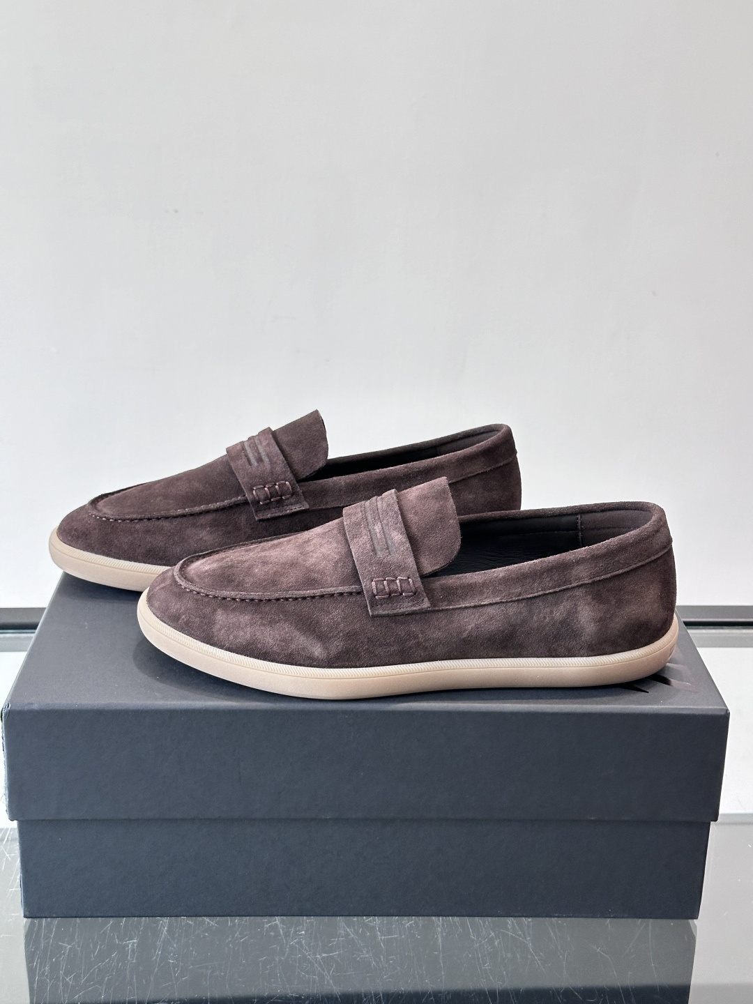 Zegna 麂皮乐福鞋​​，翻毛皮鞋面，白色麻底橡胶厚底，鞋垫上压印着"ZEGNA"。走的是经典的"意大利老钱风"休闲路