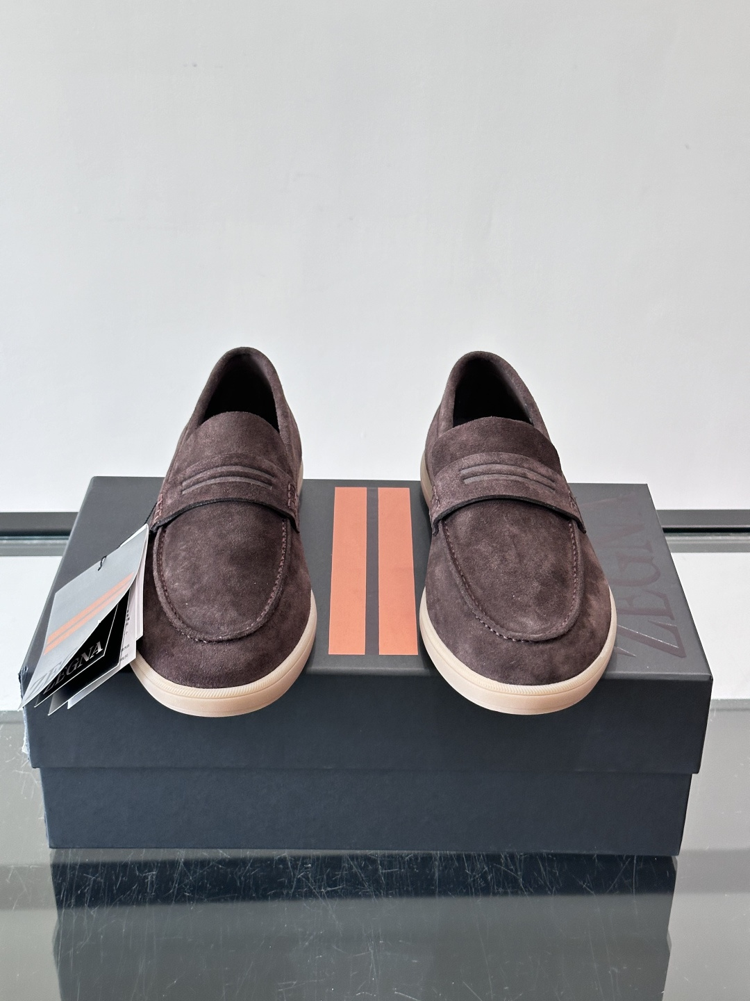 Zegna 麂皮乐福鞋​​，翻毛皮鞋面，白色麻底橡胶厚底，鞋垫上压印着"ZEGNA"。走的是经典的"意大利老钱风"休闲路