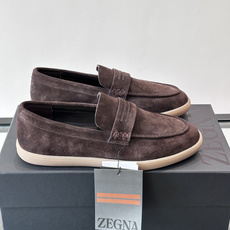Zegna 麂皮乐福鞋,翻毛皮鞋面,白色麻底橡胶厚底,鞋垫上压印着"ZEGNA"。走的是经典的"意大利老钱风"休闲路 Zegna 麂皮乐福鞋,翻毛皮鞋面,白色麻底橡胶厚底,鞋垫上压印着"ZEGNA"。走的是经典的"意大利老钱风"休闲路