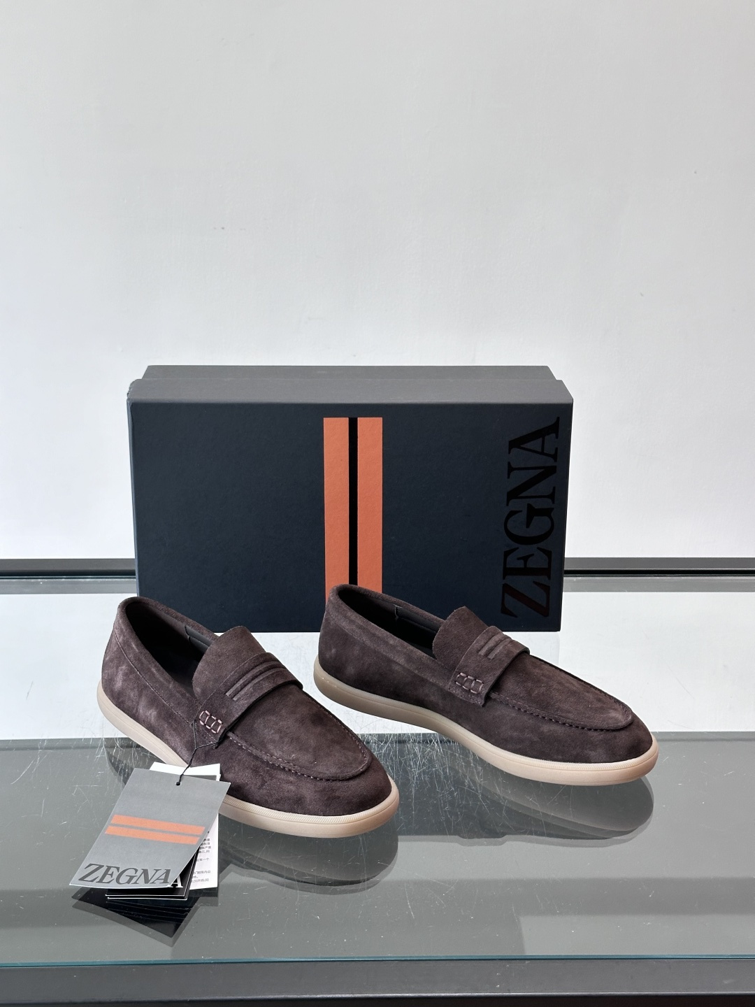 Zegna 麂皮乐福鞋​​，翻毛皮鞋面，白色麻底橡胶厚底，鞋垫上压印着"ZEGNA"。走的是经典的"意大利老钱风"休闲路