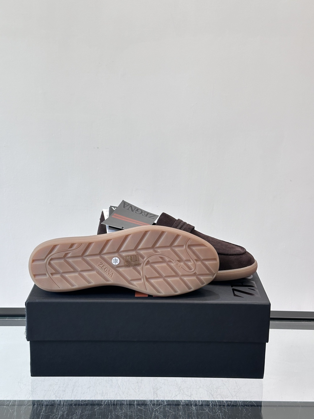 Zegna 麂皮乐福鞋​​，翻毛皮鞋面，白色麻底橡胶厚底，鞋垫上压印着"ZEGNA"。走的是经典的"意大利老钱风"休闲路