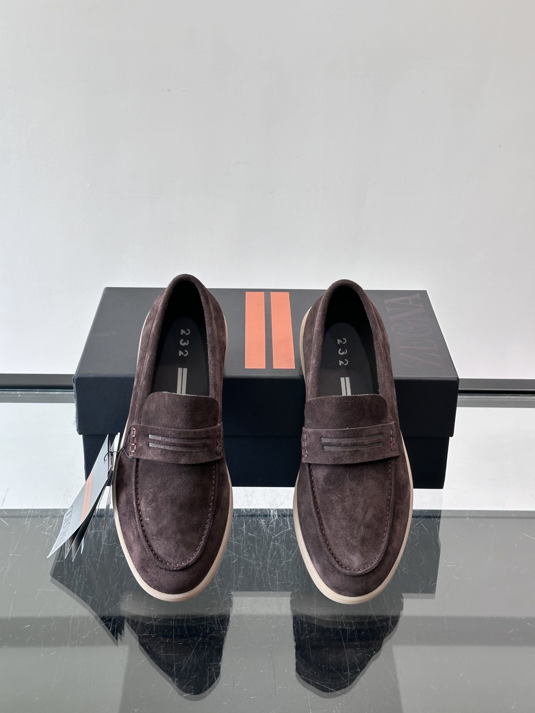 Zegna 麂皮乐福鞋​​，翻毛皮鞋面，白色麻底橡胶厚底，鞋垫上压印着"ZEGNA"。走的是经典的"意大利老钱风"休闲路