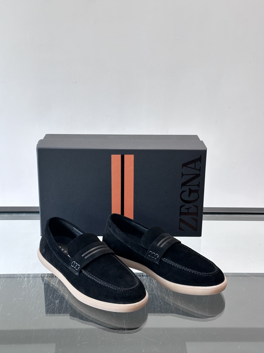 Zegna 麂皮乐福鞋,翻毛皮鞋面,白色麻底橡胶厚底,鞋垫上压印着"ZEGNA"。走的是经典的"意大利老钱风"休闲路 Zegna 麂皮乐福鞋,翻毛皮鞋面,白色麻底橡胶厚底,鞋垫上压印着"ZEGNA"。走的是经典的"意大利老钱风"休闲路