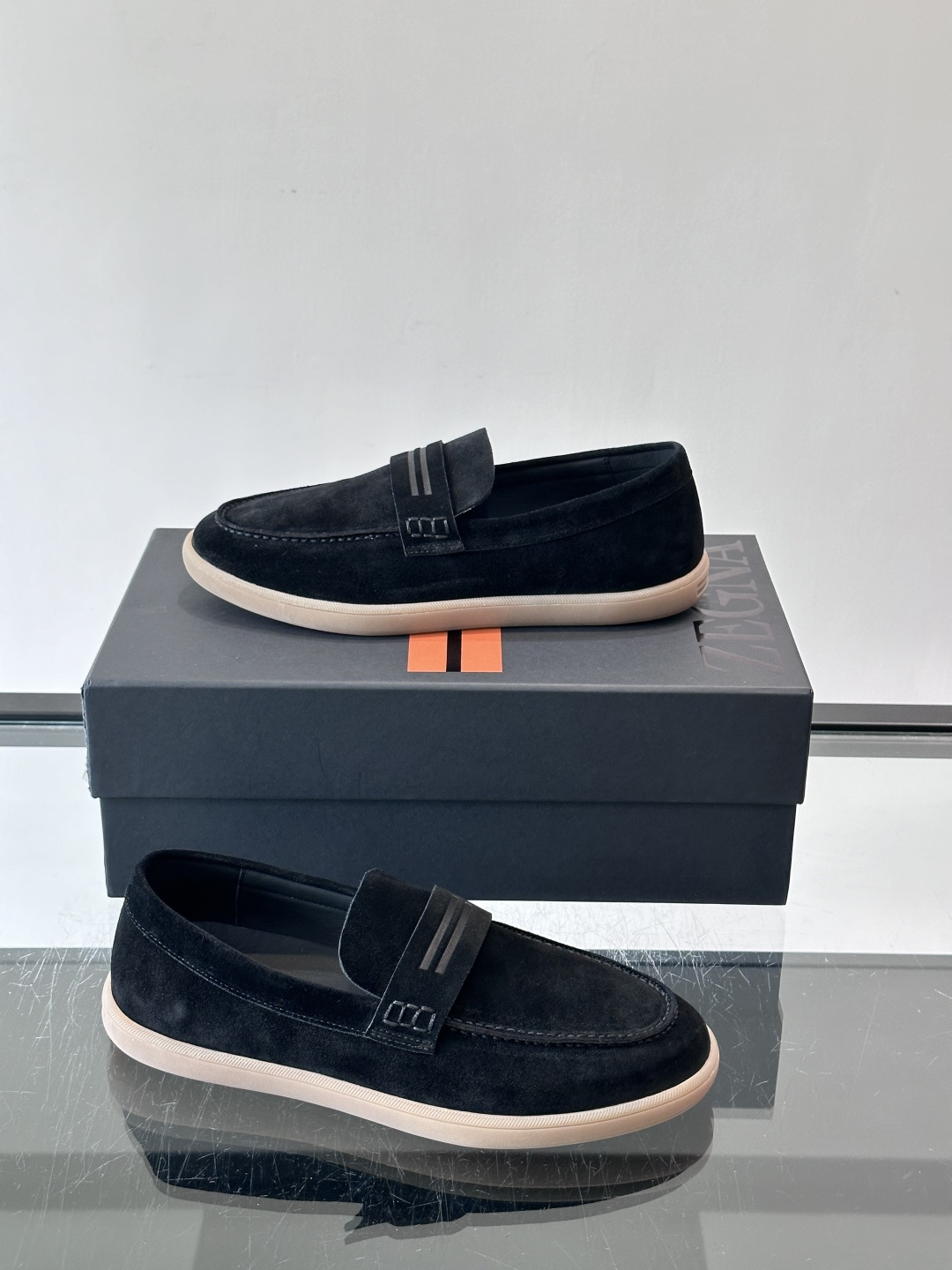 Zegna 麂皮乐福鞋,翻毛皮鞋面,白色麻底橡胶厚底,鞋垫上压印着"ZEGNA"。走的是经典的"意大利老钱风"休闲路 Zegna 麂皮乐福鞋,翻毛皮鞋面,白色麻底橡胶厚底,鞋垫上压印着"ZEGNA"。走的是经典的"意大利老钱风"休闲路
