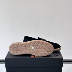Zegna 麂皮乐福鞋,翻毛皮鞋面,白色麻底橡胶厚底,鞋垫上压印着"ZEGNA"。走的是经典的"意大利老钱风"休闲路 Zegna 麂皮乐福鞋,翻毛皮鞋面,白色麻底橡胶厚底,鞋垫上压印着"ZEGNA"。走的是经典的"意大利老钱风"休闲路