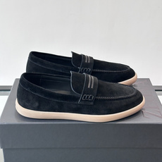 Zegna 麂皮乐福鞋,翻毛皮鞋面,白色麻底橡胶厚底,鞋垫上压印着"ZEGNA"。走的是经典的"意大利老钱风"休闲路 Zegna 麂皮乐福鞋,翻毛皮鞋面,白色麻底橡胶厚底,鞋垫上压印着"ZEGNA"。走的是经典的"意大利老钱风"休闲路