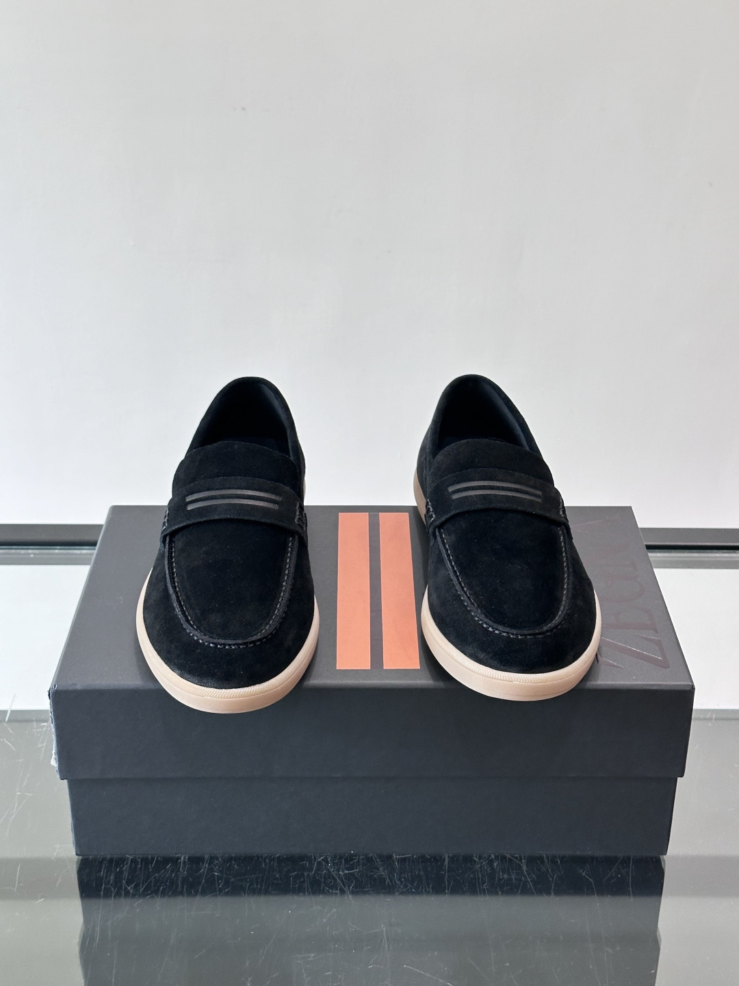 Zegna 麂皮乐福鞋,翻毛皮鞋面,白色麻底橡胶厚底,鞋垫上压印着"ZEGNA"。走的是经典的"意大利老钱风"休闲路 Zegna 麂皮乐福鞋,翻毛皮鞋面,白色麻底橡胶厚底,鞋垫上压印着"ZEGNA"。走的是经典的"意大利老钱风"休闲路