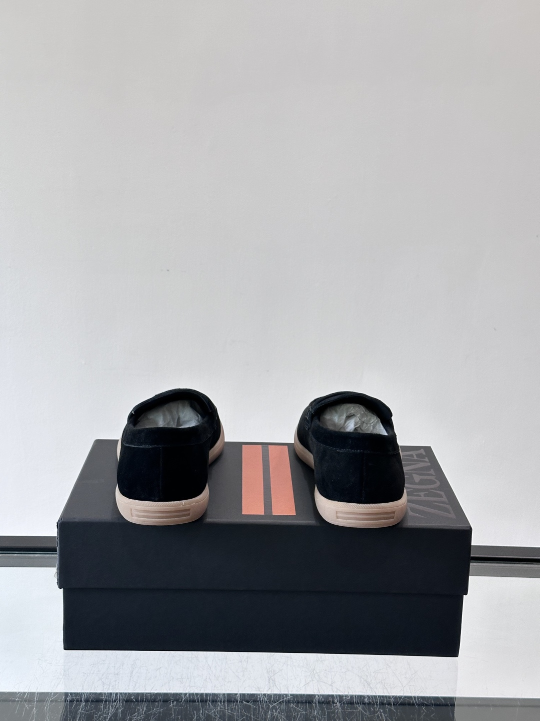Zegna 麂皮乐福鞋,翻毛皮鞋面,白色麻底橡胶厚底,鞋垫上压印着"ZEGNA"。走的是经典的"意大利老钱风"休闲路 Zegna 麂皮乐福鞋,翻毛皮鞋面,白色麻底橡胶厚底,鞋垫上压印着"ZEGNA"。走的是经典的"意大利老钱风"休闲路