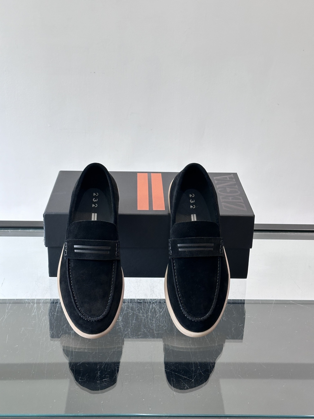 Zegna 麂皮乐福鞋,翻毛皮鞋面,白色麻底橡胶厚底,鞋垫上压印着"ZEGNA"。走的是经典的"意大利老钱风"休闲路 Zegna 麂皮乐福鞋,翻毛皮鞋面,白色麻底橡胶厚底,鞋垫上压印着"ZEGNA"。走的是经典的"意大利老钱风"休闲路