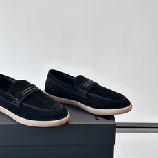 Zegna 麂皮乐福鞋,翻毛皮鞋面,白色麻底橡胶厚底,鞋垫上压印着"ZEGNA"。走的是经典的"意大利老钱风"休闲路 Zegna 麂皮乐福鞋,翻毛皮鞋面,白色麻底橡胶厚底,鞋垫上压印着"ZEGNA"。走的是经典的"意大利老钱风"休闲路