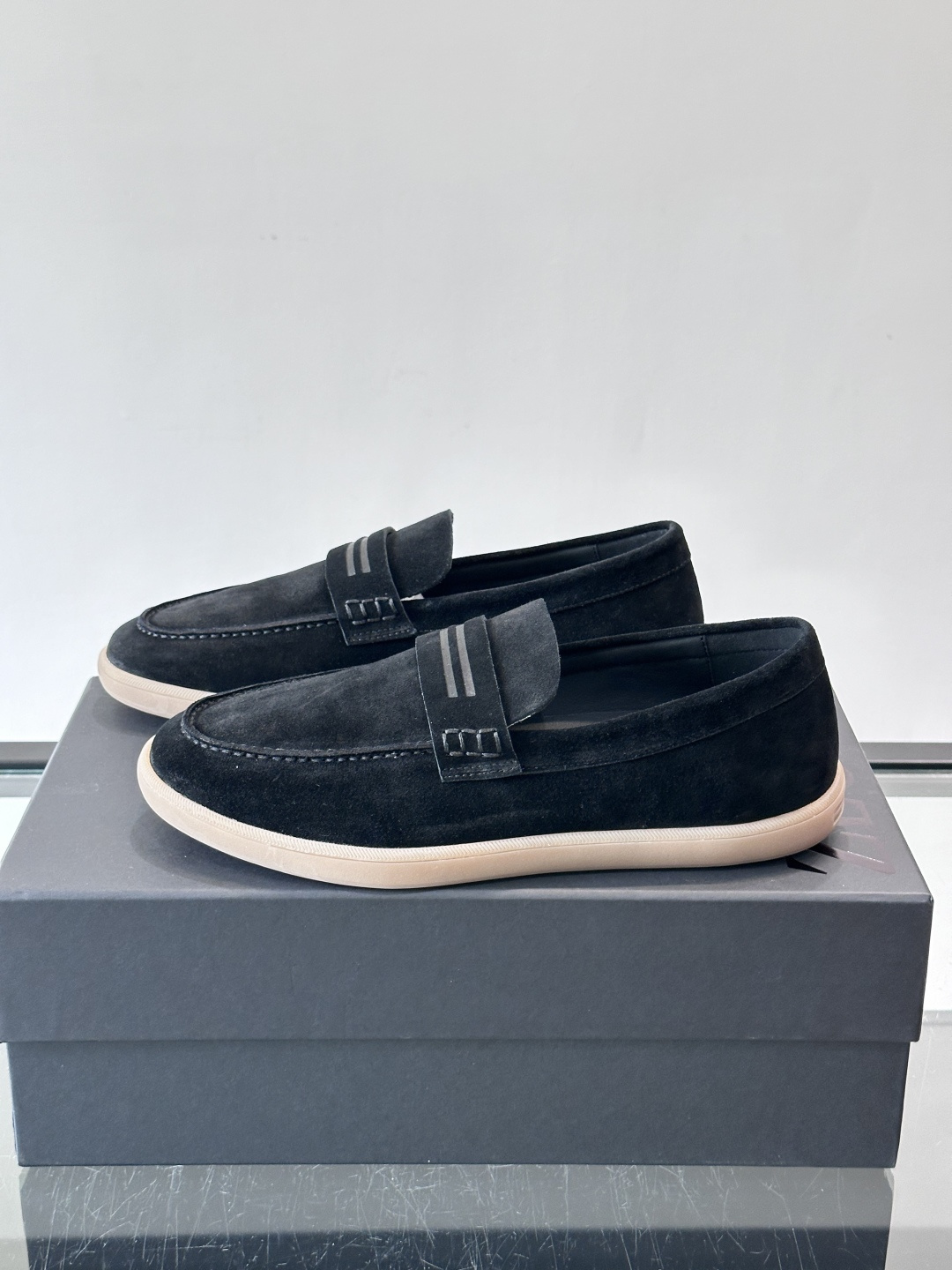Zegna 麂皮乐福鞋,翻毛皮鞋面,白色麻底橡胶厚底,鞋垫上压印着"ZEGNA"。走的是经典的"意大利老钱风"休闲路 Zegna 麂皮乐福鞋,翻毛皮鞋面,白色麻底橡胶厚底,鞋垫上压印着"ZEGNA"。走的是经典的"意大利老钱风"休闲路