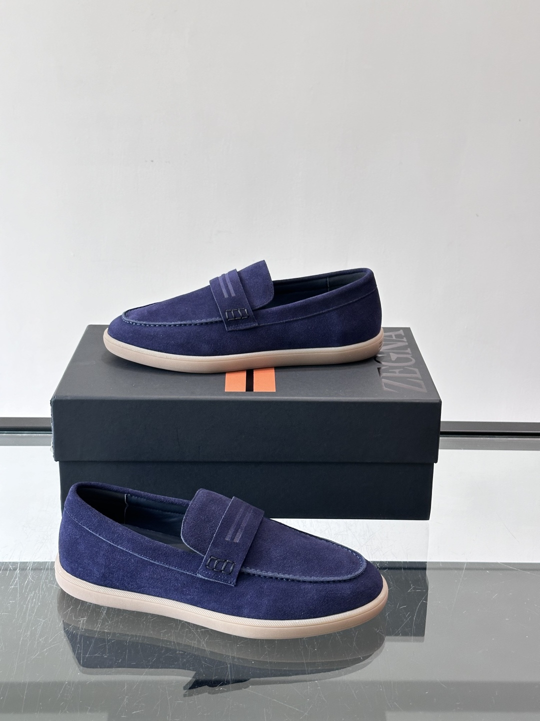 Zegna 麂皮乐福鞋​​，翻毛皮鞋面，白色麻底橡胶厚底，鞋垫上压印着"ZEGNA"。走的是经典的"意大利老钱风"休闲路