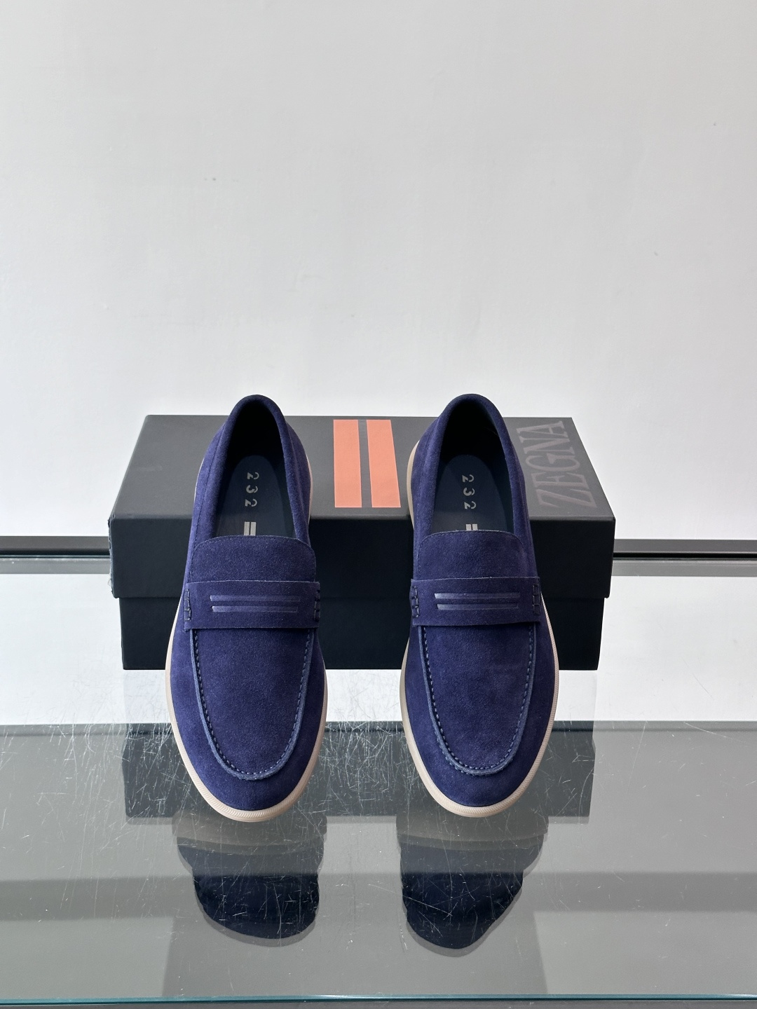 Zegna 麂皮乐福鞋​​，翻毛皮鞋面，白色麻底橡胶厚底，鞋垫上压印着"ZEGNA"。走的是经典的"意大利老钱风"休闲路