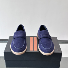 Zegna 麂皮乐福鞋,翻毛皮鞋面,白色麻底橡胶厚底,鞋垫上压印着"ZEGNA"。走的是经典的"意大利老钱风"休闲路 Zegna 麂皮乐福鞋,翻毛皮鞋面,白色麻底橡胶厚底,鞋垫上压印着"ZEGNA"。走的是经典的"意大利老钱风"休闲路