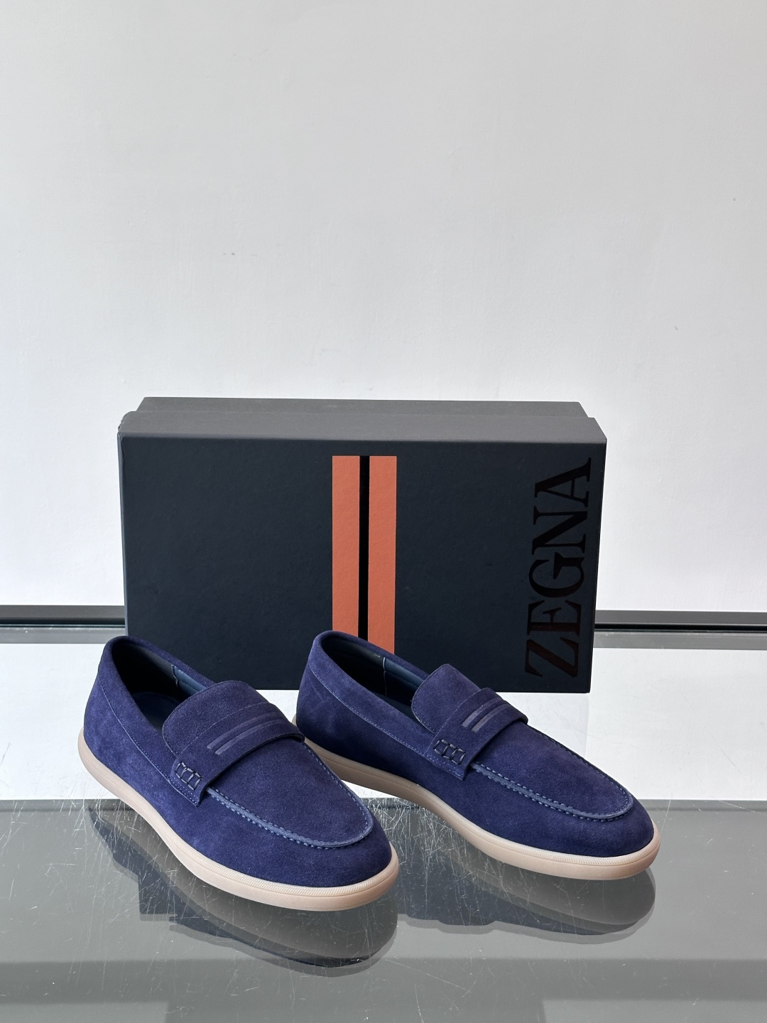 Zegna 麂皮乐福鞋​​，翻毛皮鞋面，白色麻底橡胶厚底，鞋垫上压印着"ZEGNA"。走的是经典的"意大利老钱风"休闲路
