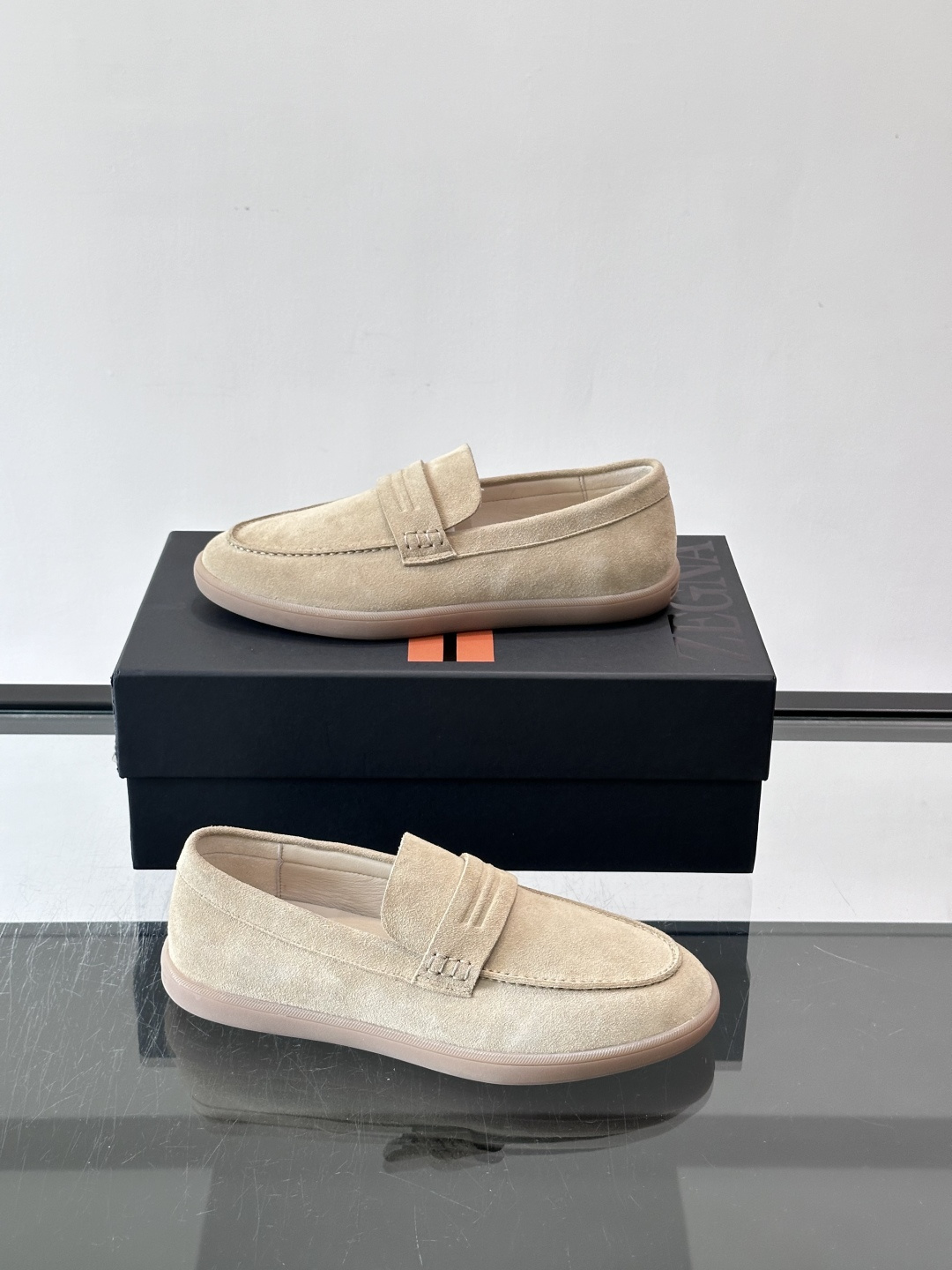Zegna 麂皮乐福鞋,翻毛皮鞋面,白色麻底橡胶厚底,鞋垫上压印着"ZEGNA"。走的是经典的"意大利老钱风"休闲路 Zegna 麂皮乐福鞋,翻毛皮鞋面,白色麻底橡胶厚底,鞋垫上压印着"ZEGNA"。走的是经典的"意大利老钱风"休闲路