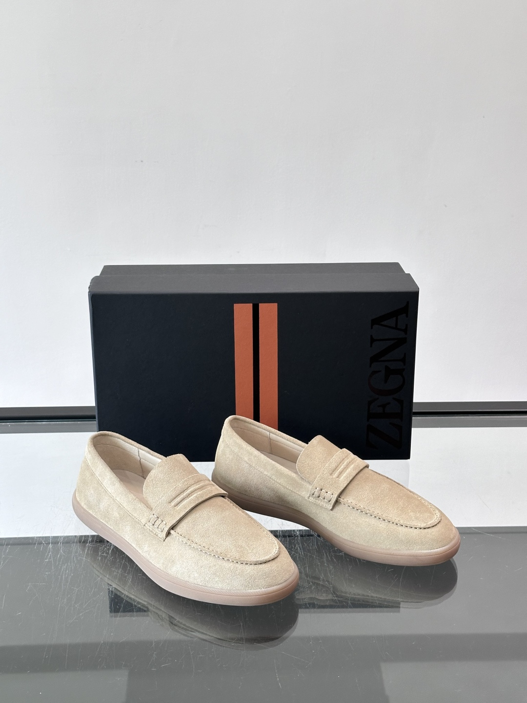 Zegna 麂皮乐福鞋,翻毛皮鞋面,白色麻底橡胶厚底,鞋垫上压印着"ZEGNA"。走的是经典的"意大利老钱风"休闲路 Zegna 麂皮乐福鞋,翻毛皮鞋面,白色麻底橡胶厚底,鞋垫上压印着"ZEGNA"。走的是经典的"意大利老钱风"休闲路