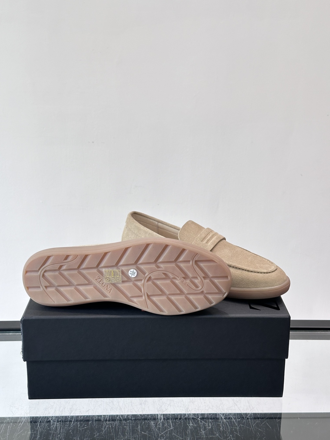 Zegna 麂皮乐福鞋,翻毛皮鞋面,白色麻底橡胶厚底,鞋垫上压印着"ZEGNA"。走的是经典的"意大利老钱风"休闲路 Zegna 麂皮乐福鞋,翻毛皮鞋面,白色麻底橡胶厚底,鞋垫上压印着"ZEGNA"。走的是经典的"意大利老钱风"休闲路