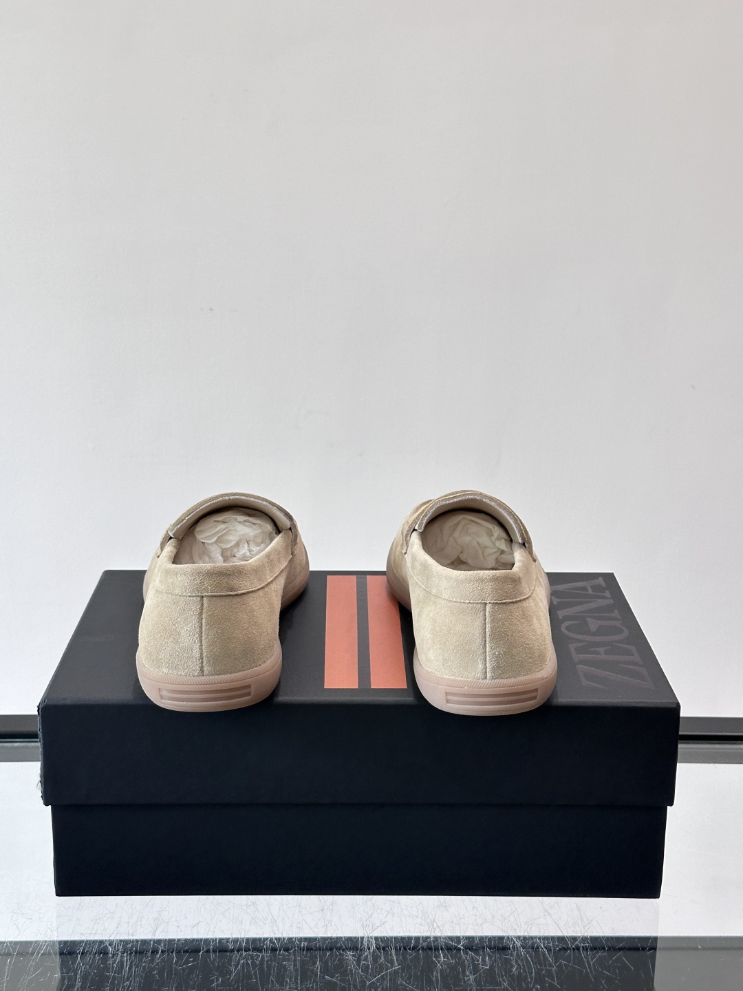 Zegna 麂皮乐福鞋,翻毛皮鞋面,白色麻底橡胶厚底,鞋垫上压印着"ZEGNA"。走的是经典的"意大利老钱风"休闲路 Zegna 麂皮乐福鞋,翻毛皮鞋面,白色麻底橡胶厚底,鞋垫上压印着"ZEGNA"。走的是经典的"意大利老钱风"休闲路