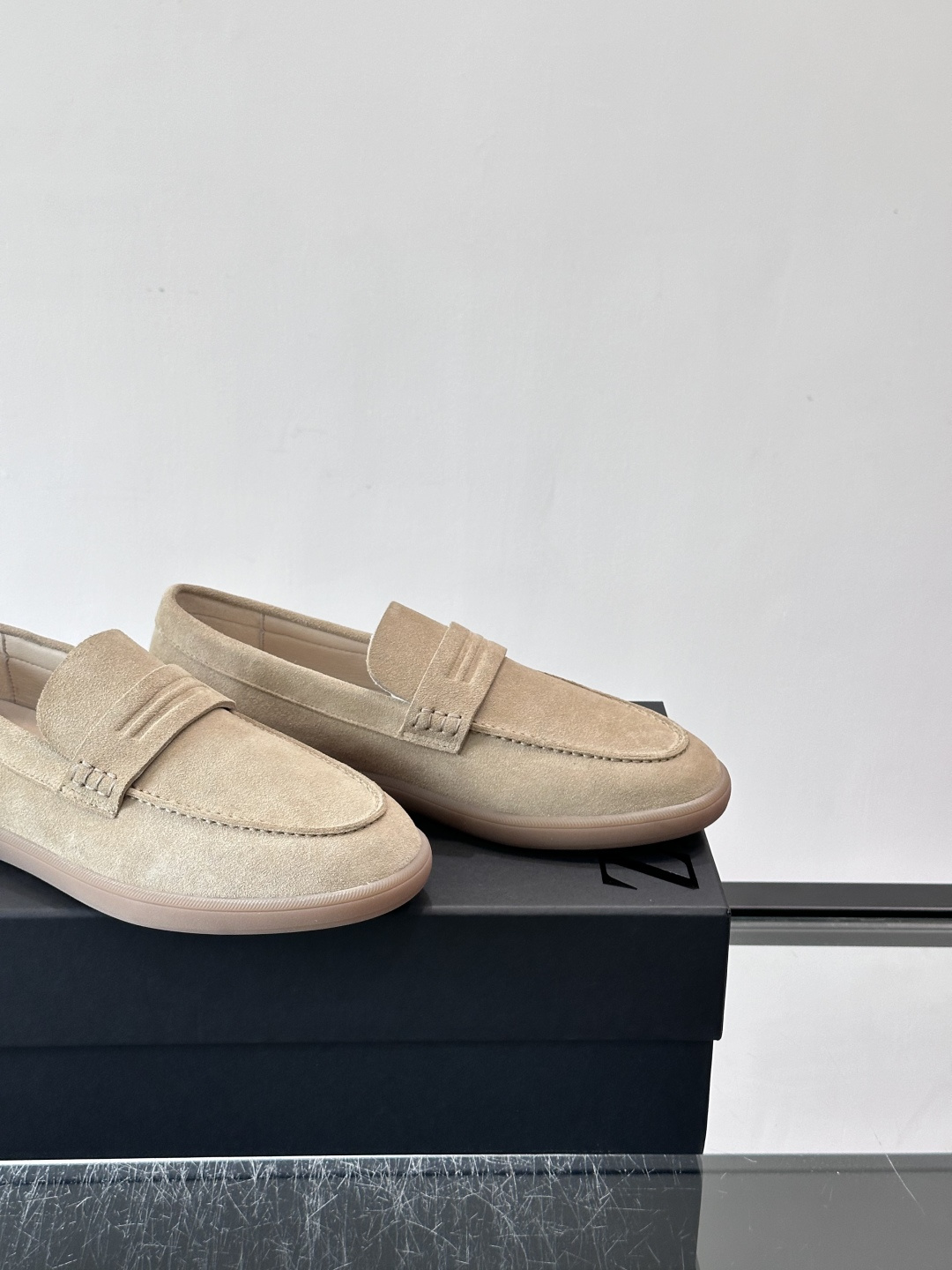 Zegna 麂皮乐福鞋,翻毛皮鞋面,白色麻底橡胶厚底,鞋垫上压印着"ZEGNA"。走的是经典的"意大利老钱风"休闲路 Zegna 麂皮乐福鞋,翻毛皮鞋面,白色麻底橡胶厚底,鞋垫上压印着"ZEGNA"。走的是经典的"意大利老钱风"休闲路