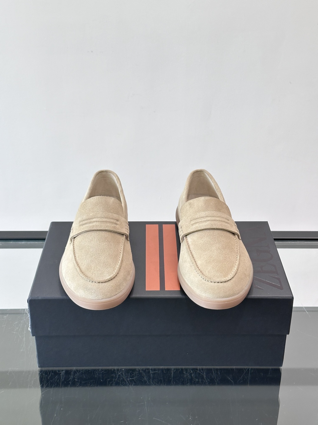 Zegna 麂皮乐福鞋,翻毛皮鞋面,白色麻底橡胶厚底,鞋垫上压印着"ZEGNA"。走的是经典的"意大利老钱风"休闲路 Zegna 麂皮乐福鞋,翻毛皮鞋面,白色麻底橡胶厚底,鞋垫上压印着"ZEGNA"。走的是经典的"意大利老钱风"休闲路