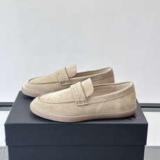 Zegna 麂皮乐福鞋,翻毛皮鞋面,白色麻底橡胶厚底,鞋垫上压印着"ZEGNA"。走的是经典的"意大利老钱风"休闲路 Zegna 麂皮乐福鞋,翻毛皮鞋面,白色麻底橡胶厚底,鞋垫上压印着"ZEGNA"。走的是经典的"意大利老钱风"休闲路