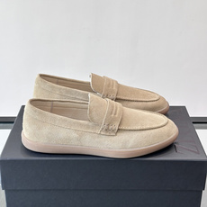 Zegna 麂皮乐福鞋,翻毛皮鞋面,白色麻底橡胶厚底,鞋垫上压印着"ZEGNA"。走的是经典的"意大利老钱风"休闲路 Zegna 麂皮乐福鞋,翻毛皮鞋面,白色麻底橡胶厚底,鞋垫上压印着"ZEGNA"。走的是经典的"意大利老钱风"休闲路