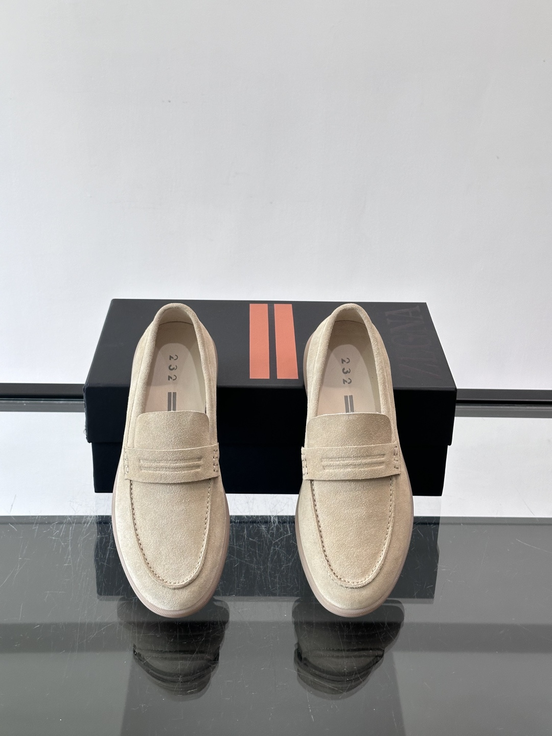 Zegna 麂皮乐福鞋,翻毛皮鞋面,白色麻底橡胶厚底,鞋垫上压印着"ZEGNA"。走的是经典的"意大利老钱风"休闲路 Zegna 麂皮乐福鞋,翻毛皮鞋面,白色麻底橡胶厚底,鞋垫上压印着"ZEGNA"。走的是经典的"意大利老钱风"休闲路