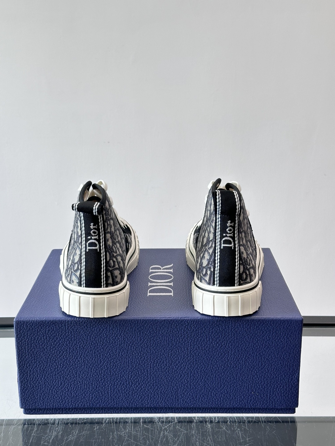 Dior HooPer 高帮运动鞋 Oblique 印花面料和黑色绒面牛皮革 这款 Dior HooPer 高帮运动鞋由