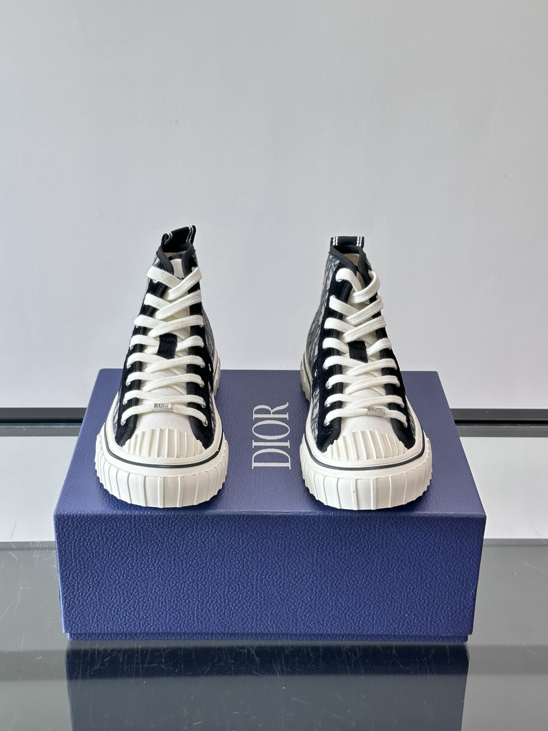 Dior HooPer 高帮运动鞋 Oblique 印花面料和黑色绒面牛皮革 这款 Dior HooPer 高帮运动鞋由