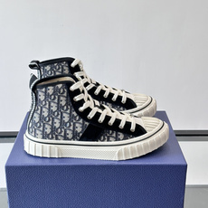Dior HooPer 高帮运动鞋 Oblique 印花面料和黑色绒面牛皮革 这款 Dior HooPer 高帮运动鞋由 Dior HooPer 高帮运动鞋 Oblique 印花面料和黑色绒面牛皮革 这款 Dior HooPer 高帮运动鞋由