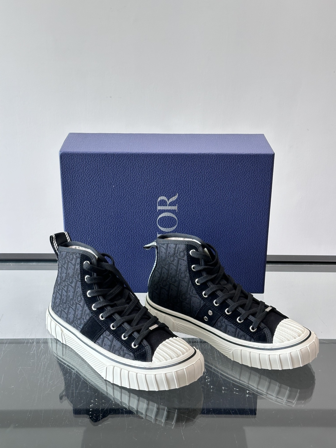 Dior HooPer 高帮运动鞋 Oblique 印花面料和黑色绒面牛皮革 这款 Dior HooPer 高帮运动鞋由