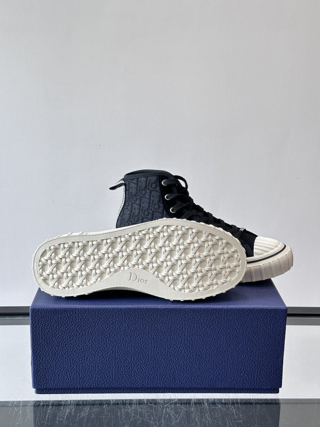 Dior HooPer 高帮运动鞋 Oblique 印花面料和黑色绒面牛皮革 这款 Dior HooPer 高帮运动鞋由