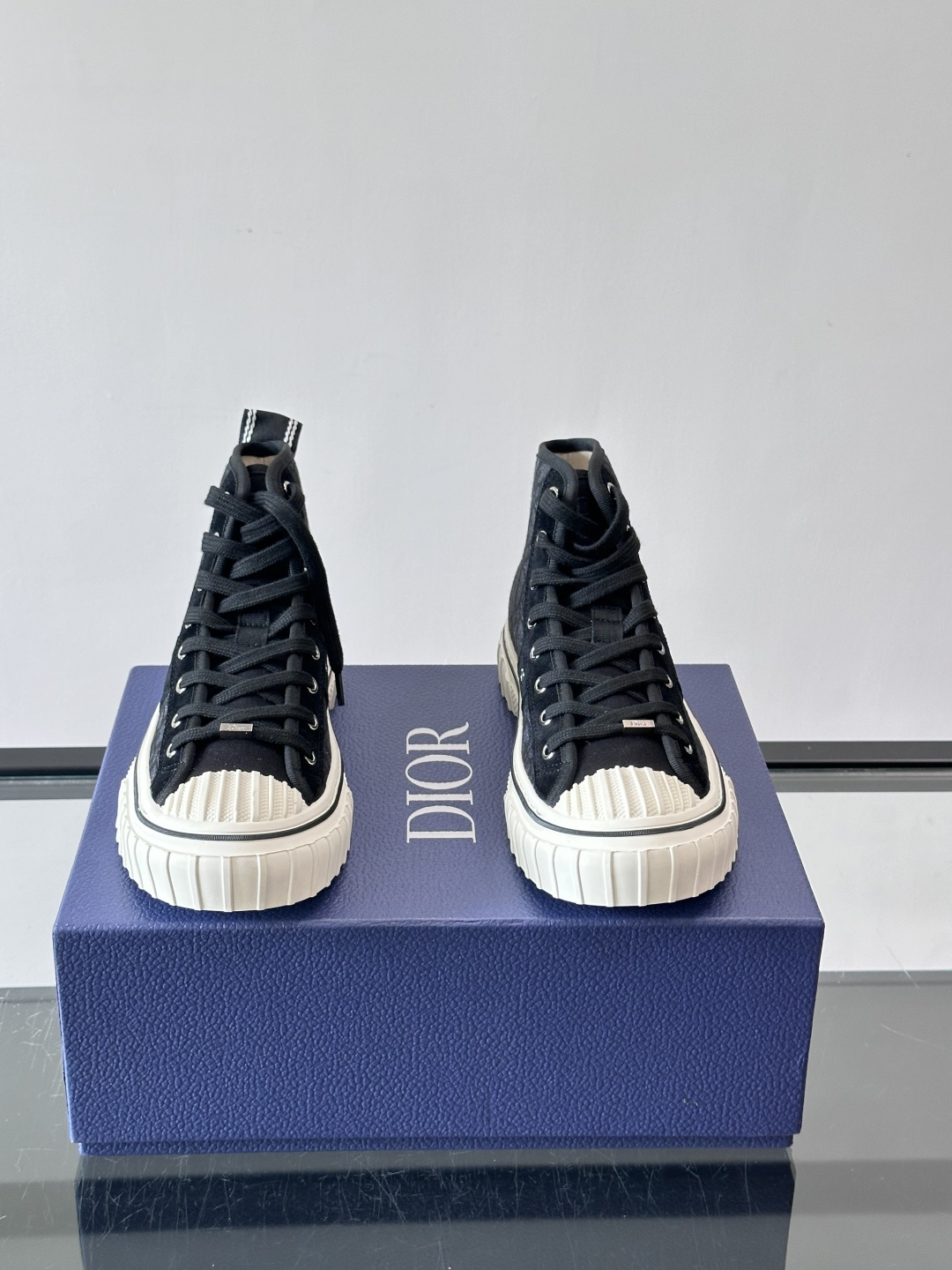 Dior HooPer 高帮运动鞋 Oblique 印花面料和黑色绒面牛皮革 这款 Dior HooPer 高帮运动鞋由