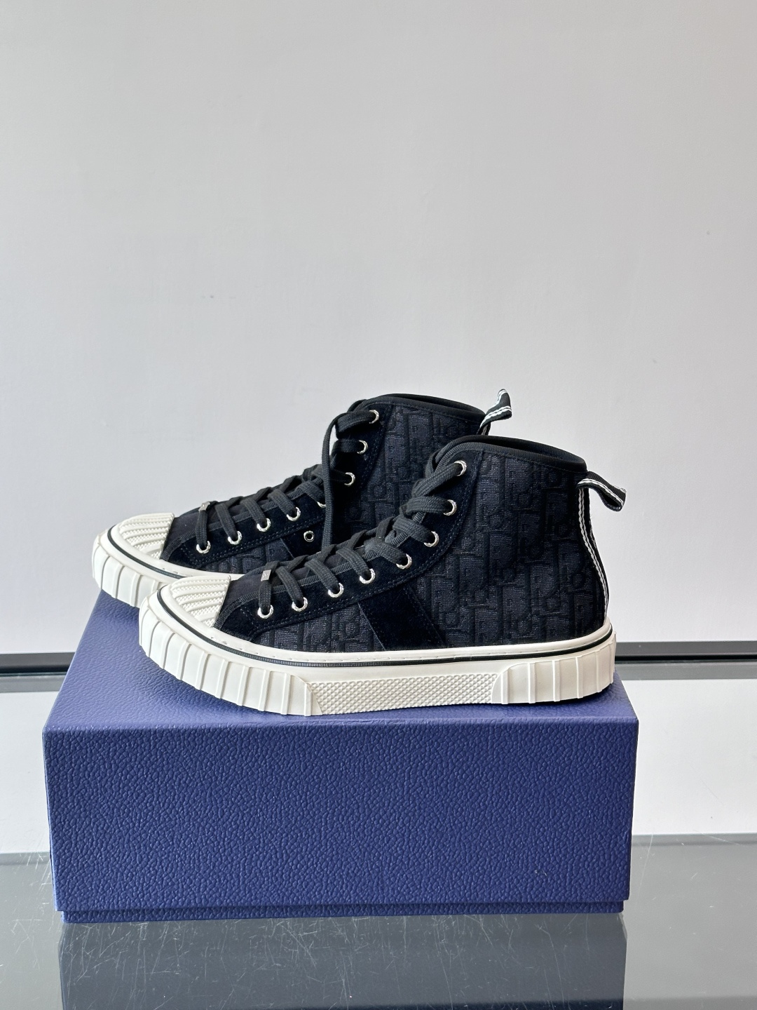 Dior HooPer 高帮运动鞋 Oblique 印花面料和黑色绒面牛皮革 这款 Dior HooPer 高帮运动鞋由