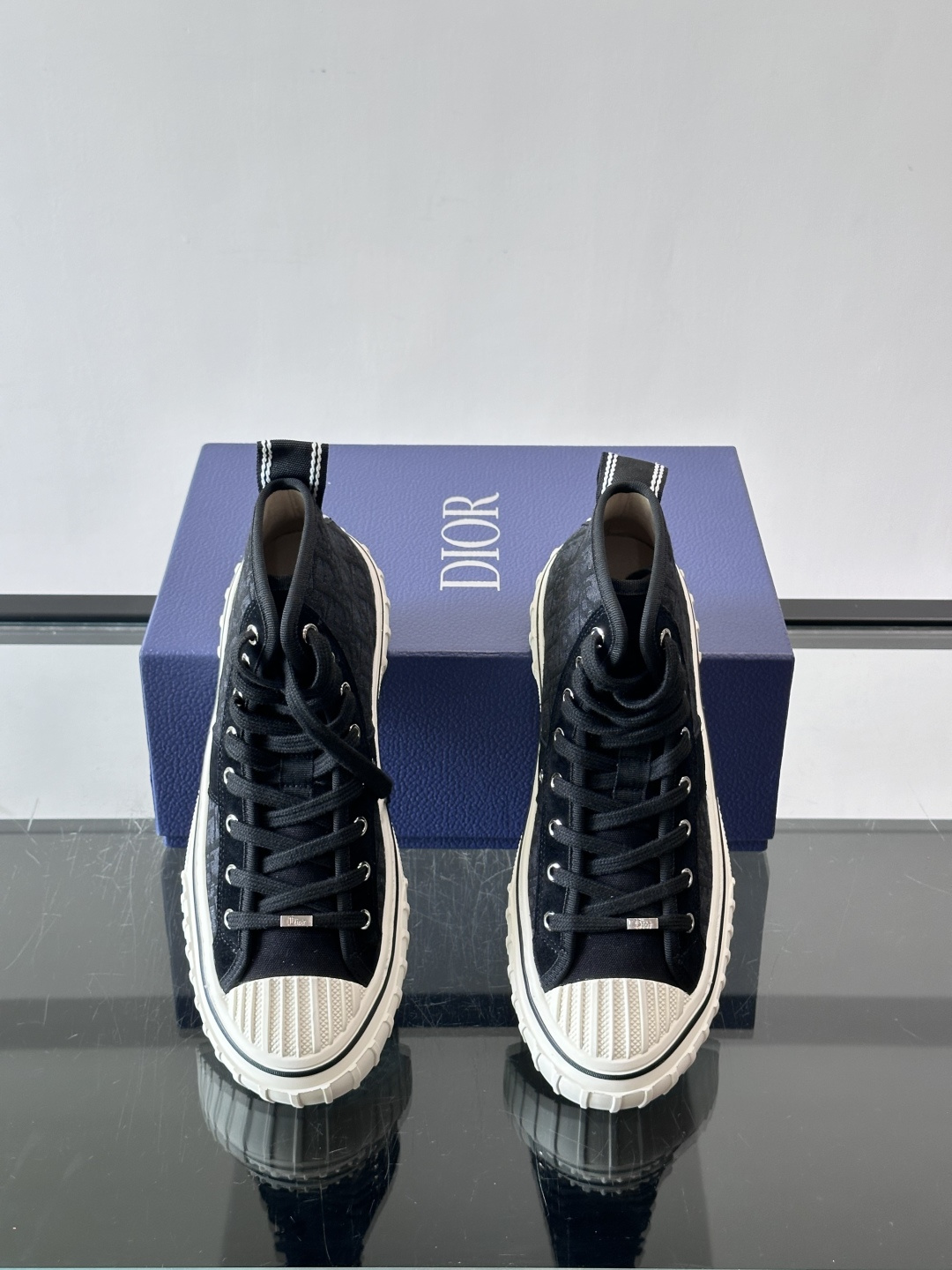 Dior HooPer 高帮运动鞋 Oblique 印花面料和黑色绒面牛皮革 这款 Dior HooPer 高帮运动鞋由
