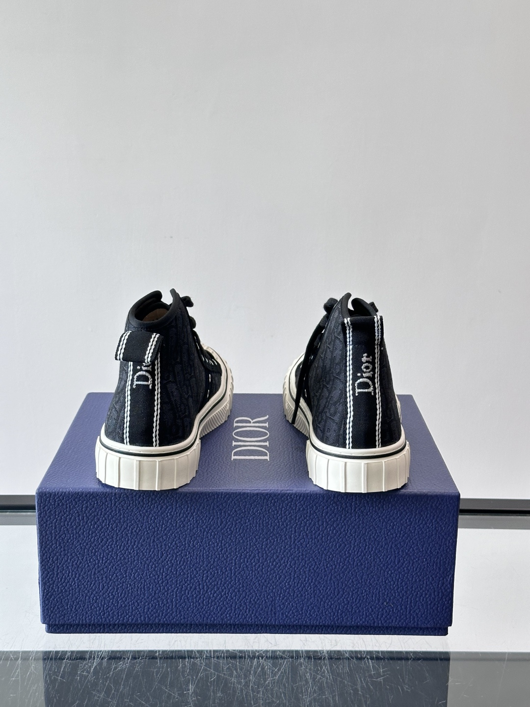 Dior HooPer 高帮运动鞋 Oblique 印花面料和黑色绒面牛皮革 这款 Dior HooPer 高帮运动鞋由