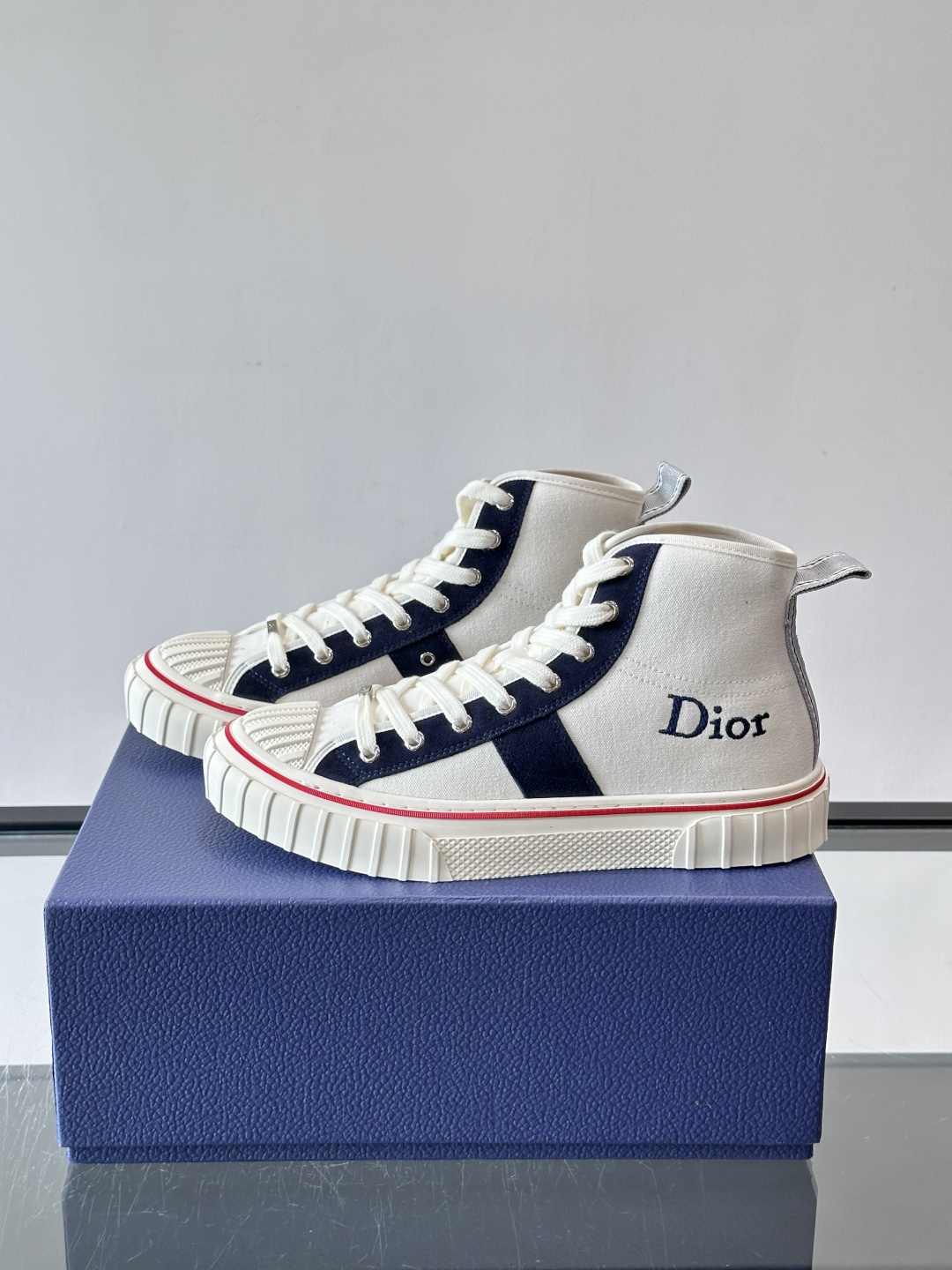 Dior HooPer 高帮运动鞋 Oblique 印花面料和黑色绒面牛皮革 这款 Dior HooPer 高帮运动鞋由