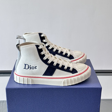 Dior HooPer 高帮运动鞋 Oblique 印花面料和黑色绒面牛皮革 这款 Dior HooPer 高帮运动鞋由 Dior HooPer 高帮运动鞋 Oblique 印花面料和黑色绒面牛皮革 这款 Dior HooPer 高帮运动鞋由