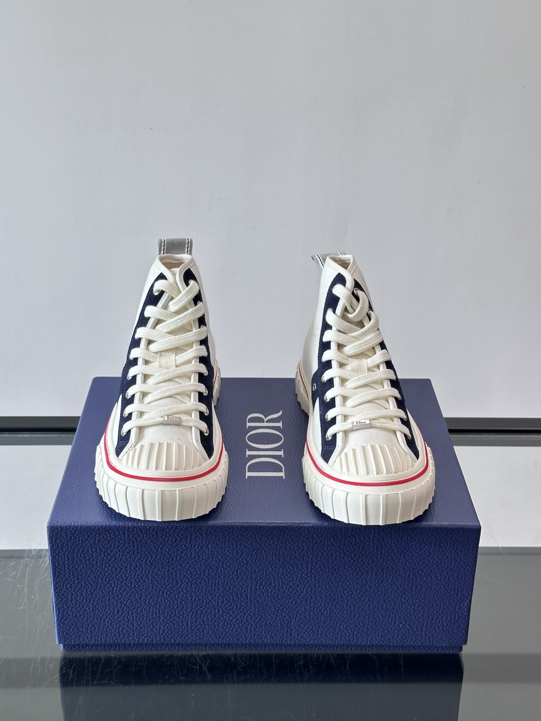 Dior HooPer 高帮运动鞋 Oblique 印花面料和黑色绒面牛皮革 这款 Dior HooPer 高帮运动鞋由