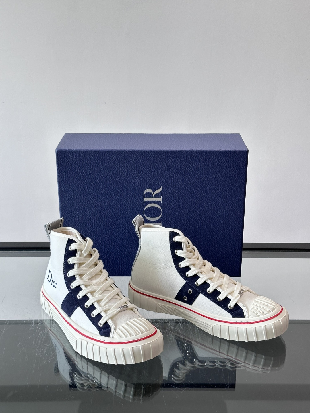 Dior HooPer 高帮运动鞋 Oblique 印花面料和黑色绒面牛皮革 这款 Dior HooPer 高帮运动鞋由