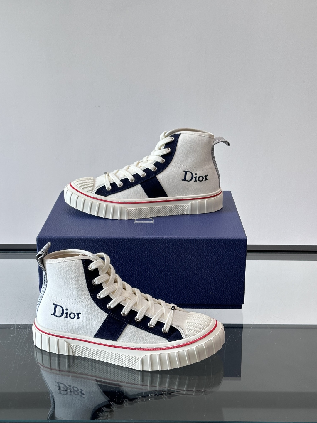 Dior HooPer 高帮运动鞋 Oblique 印花面料和黑色绒面牛皮革 这款 Dior HooPer 高帮运动鞋由