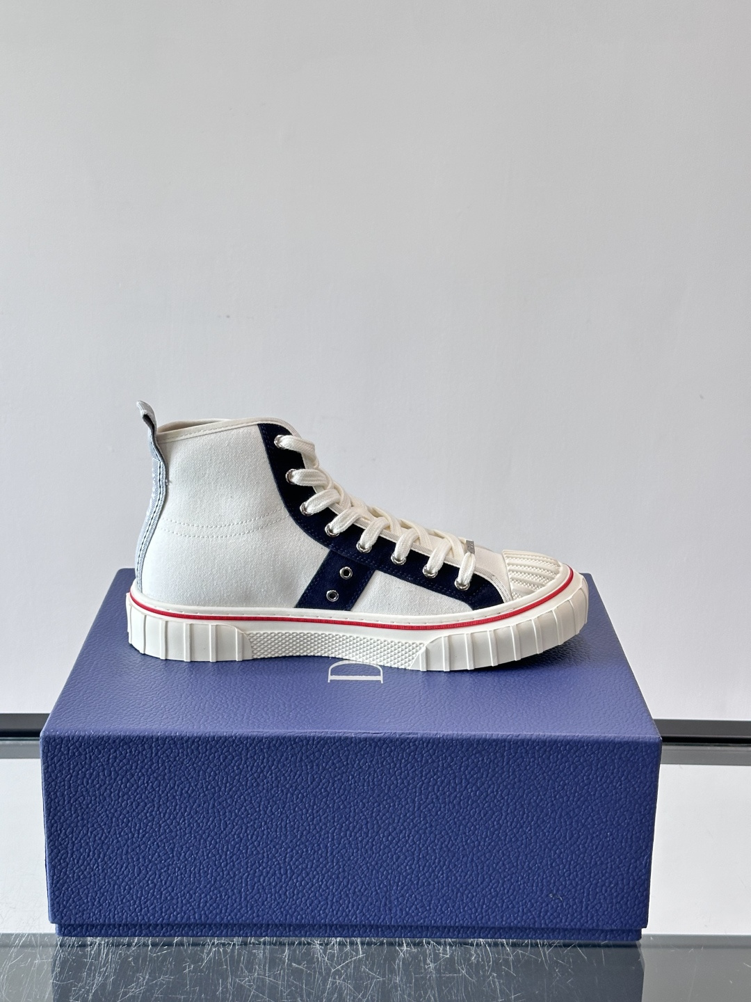 Dior HooPer 高帮运动鞋 Oblique 印花面料和黑色绒面牛皮革 这款 Dior HooPer 高帮运动鞋由