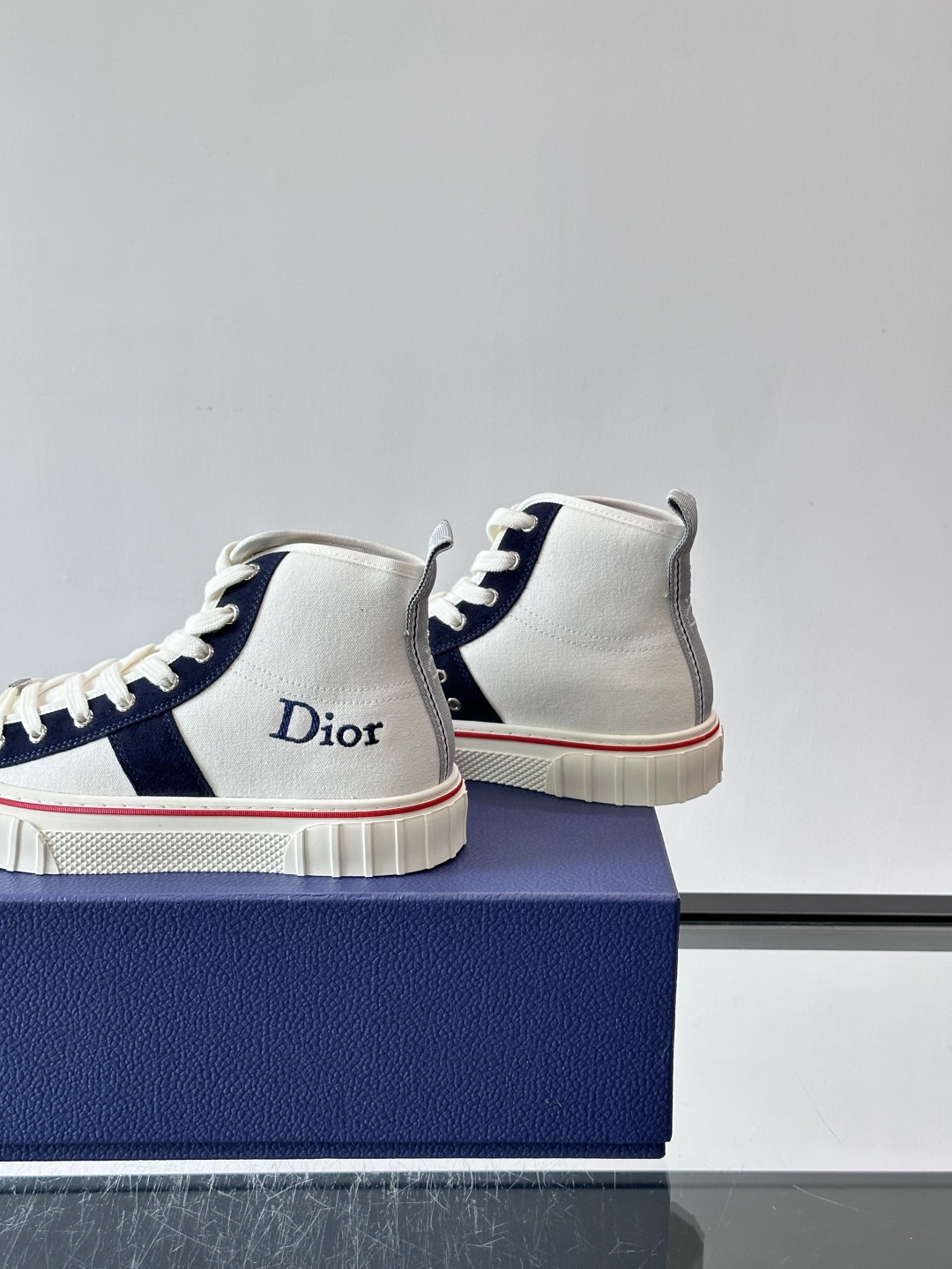 Dior HooPer 高帮运动鞋 Oblique 印花面料和黑色绒面牛皮革 这款 Dior HooPer 高帮运动鞋由