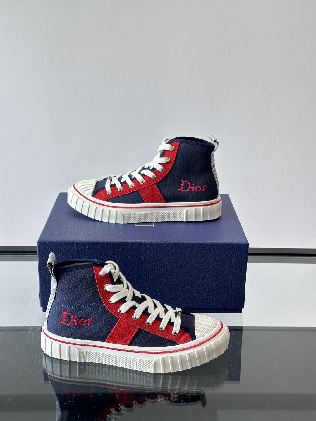 Dior HooPer 高帮运动鞋 Oblique 印花面料和黑色绒面牛皮革 这款 Dior HooPer 高帮运动鞋由