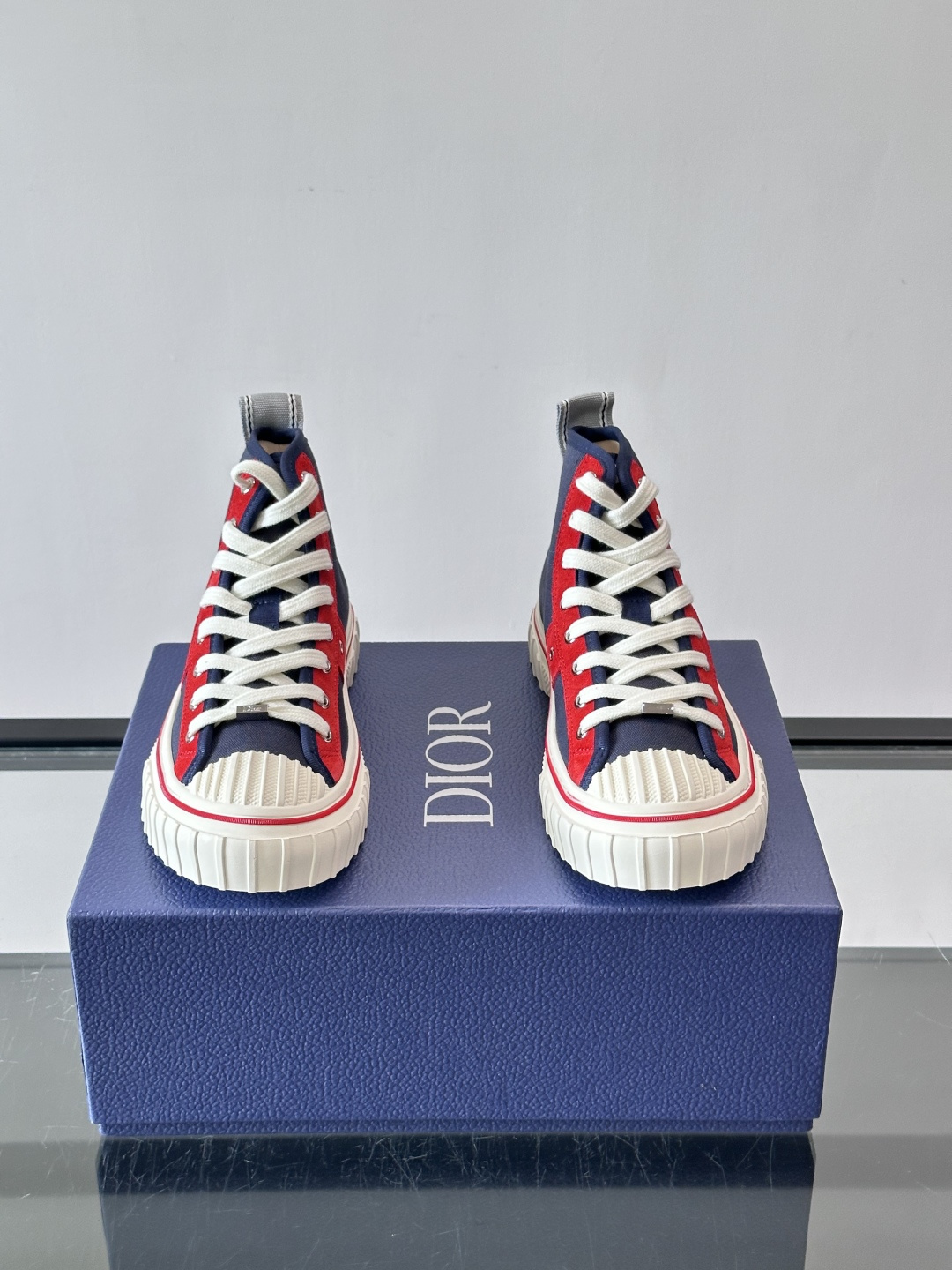 Dior HooPer 高帮运动鞋 Oblique 印花面料和黑色绒面牛皮革 这款 Dior HooPer 高帮运动鞋由
