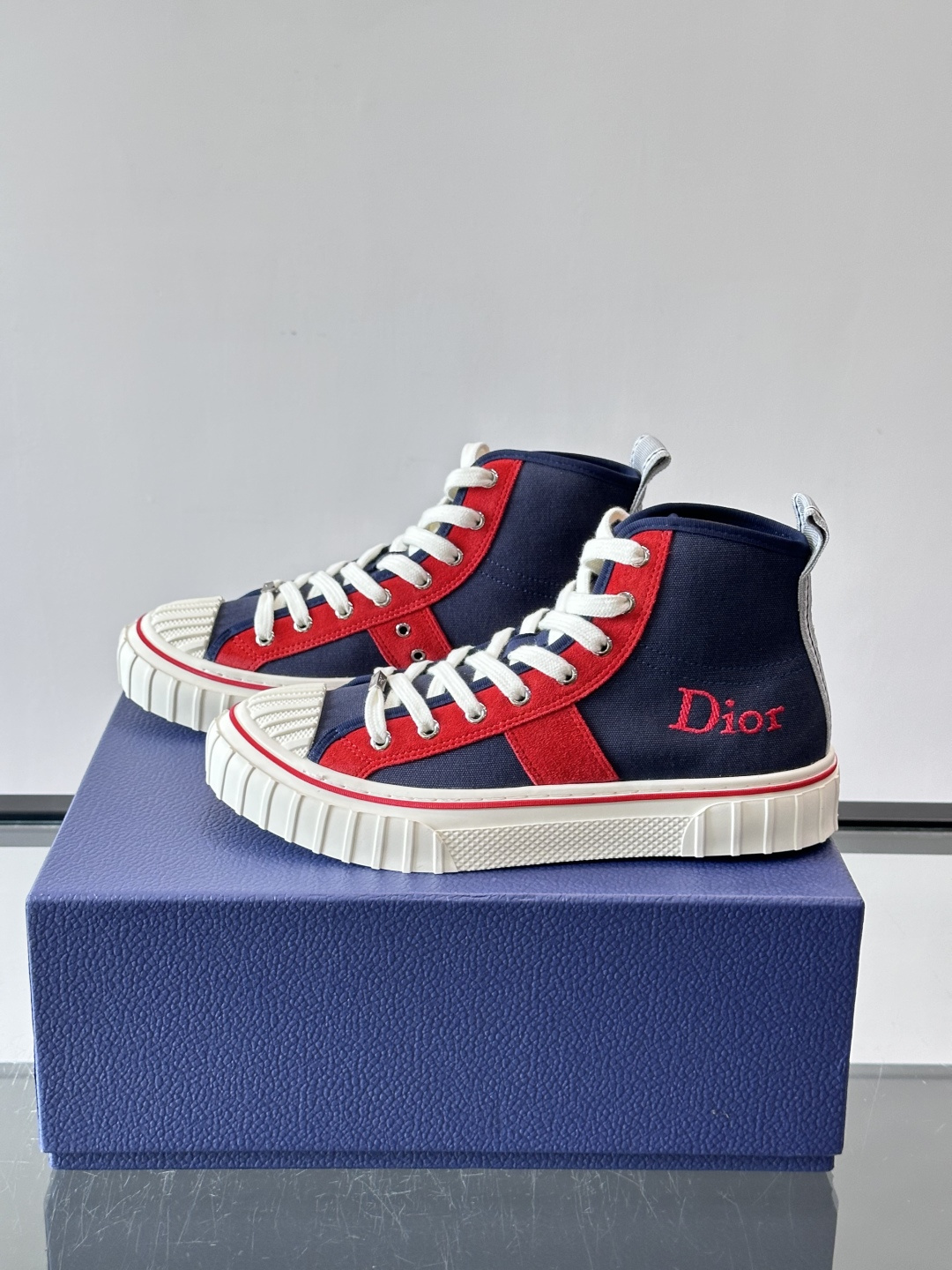 Dior HooPer 高帮运动鞋 Oblique 印花面料和黑色绒面牛皮革 这款 Dior HooPer 高帮运动鞋由