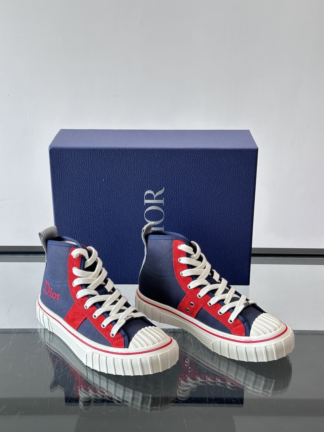 Dior HooPer 高帮运动鞋 Oblique 印花面料和黑色绒面牛皮革 这款 Dior HooPer 高帮运动鞋由