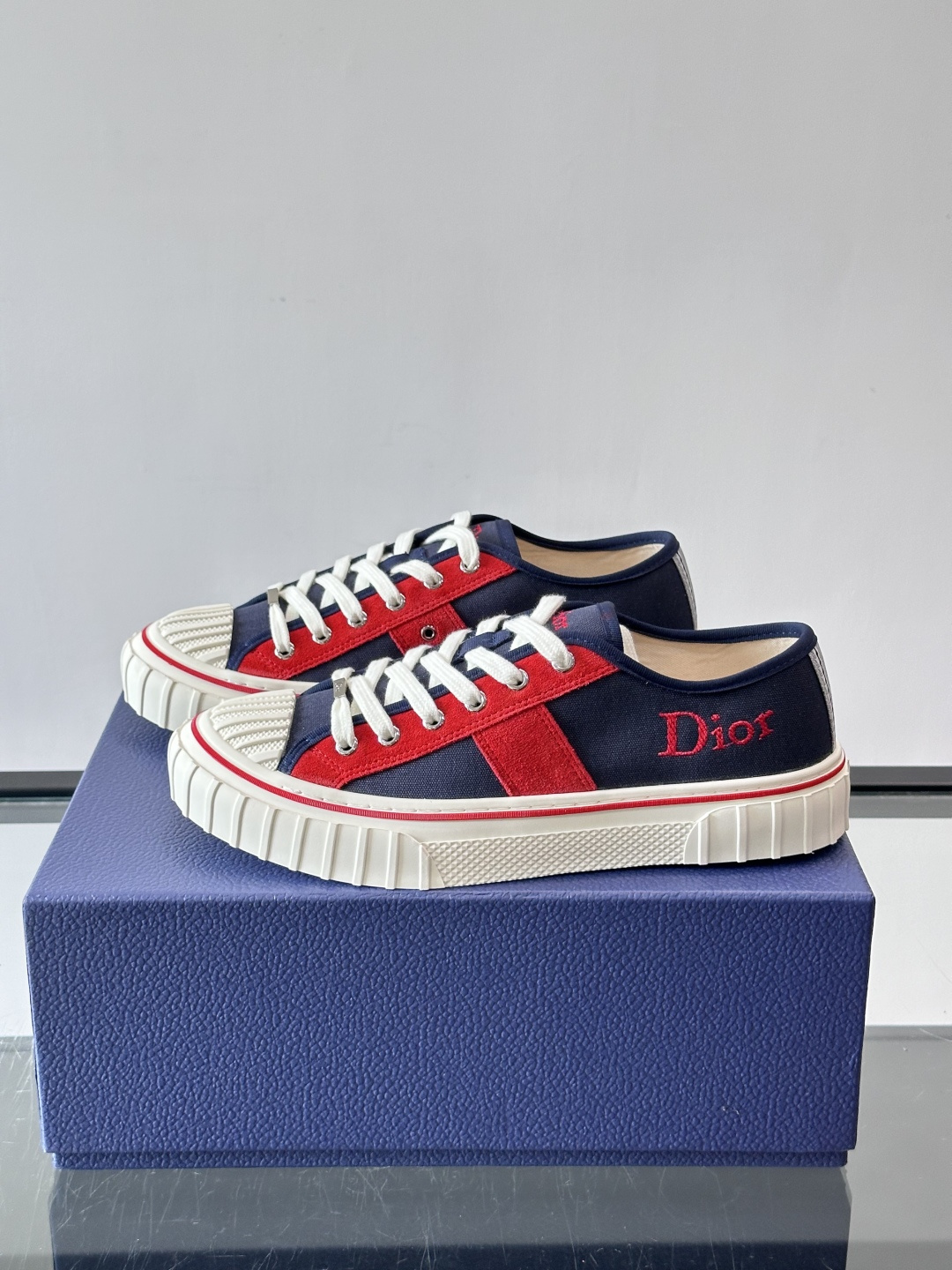 Dior HooPer 底帮运动鞋 白色帆布和海军蓝色绒面牛皮革 这款 Dior HooPer 高帮运动鞋由乔纳森·安德